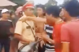 Vi phạm giao thông còn cắn vào tay CSGT