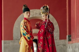 Cha mẹ bận yêu không dạy con, hoàng đế ăn chơi trác táng rồi chết