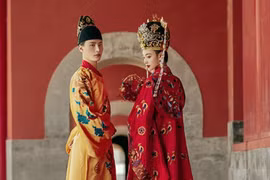 Cha mẹ bận yêu không dạy con, hoàng đế ăn chơi trác táng rồi chết