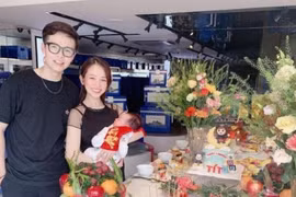 Hình ảnh chưa từng công bố trong tiệc đầy tháng của cháu ngoại Minh Nhựa