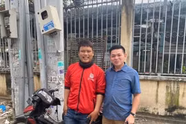 Nhặt được điện thoại Vertu, tài xế xe ôm làm ngay điều này