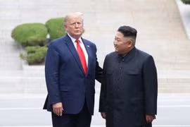 Video: Khoảnh khắc khác thường khi vệ sĩ Trump - Kim đứng cạnh nhau ở DMZ