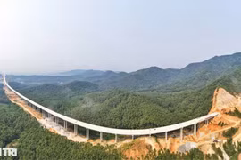 Cận cảnh 2 cầu vượt núi trên cao tốc Bắc - Nam sắp thông xe