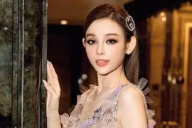 "Gái hai con" Huyền Baby được trai Tây khen gợi cảm và xin số