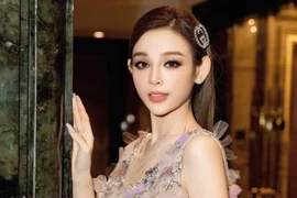 "Gái hai con" Huyền Baby được trai Tây khen gợi cảm và xin số