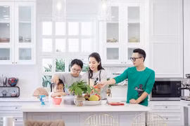 Con gái Hoàng Bách hỏi ‘bá đạo’: Sao bố mẹ được tắm cùng nhau?