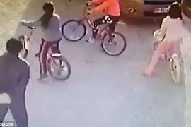 Hãi hùng "gã điên" cầm gạch đập vào đầu bé gái giữa đường