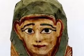 Kỳ lạ chiếc mặt nạ chứa bản sao kinh thánh