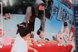 Video: Thanh niên mang súng cướp dây chuyền 700 triệu đồng trong tiệm vàng