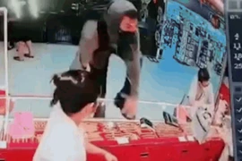 Video: Thanh niên mang súng cướp dây chuyền 700 triệu đồng trong tiệm vàng