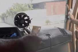 Video: Đăng kiểm viên ngã giá với tài xế xe cũ nát, quá tải trọng