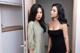 Tân hôn chị dâu ngồi thu lu ở cửa phòng, tôi hỏi thăm rồi khiếp hãi