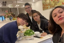 Con trai Long Nhật và vợ Á khôi: Cao 1m8, mặt mũi khôi ngô