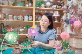 Người phụ nữ tái chế rác thành đèn ngủ, thu chục triệu mỗi tháng