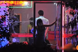 "Thiên đường tình dục" ở Mỹ: Bí mật trong các tiệm mát xa dọc xa lộ