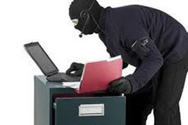 Nhóm trộm "bó tay" vì két sắt quá nặng