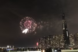 Rộn ràng pháo hoa chào mừng năm mới 2019 trên khắp cả nước