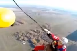 Video: Dù không bung, nhân viên cứu hộ rơi tự do từ trực thăng xuống đất