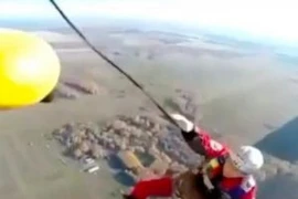 Video: Dù không bung, nhân viên cứu hộ rơi tự do từ trực thăng xuống đất