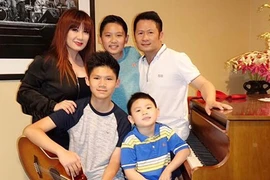 Bằng Kiều và vợ cũ vui vẻ chụp ảnh khi hội ngộ