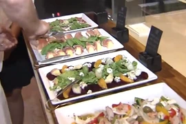 Video: ​Đầu bếp khách sạn 5 sao kể chuyện “bếp núc” cho lãnh đạo thế giới đến VN