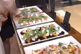 Video: ​Đầu bếp khách sạn 5 sao kể chuyện “bếp núc” cho lãnh đạo thế giới đến VN