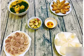 Cá chiên, canh mồng tơi giản dị mà ấm cúng cho bữa chiều