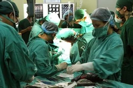 Phẫu thuật chuyển đốt ngón chân thành... ngón tay