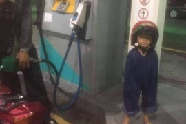 Cha mẹ để con mặc quần thay áo và câu chuyện cảm động đằng sau