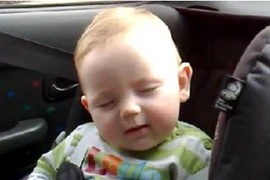 Video: Loạt khoảnh khắc ngủ gật “khó đỡ” của bé hút triệu view