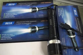 Khách thản nhiên mang roi điện lên máy bay