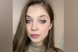 Người mẫu Nga quay video “nóng” trên ngọn núi lửa thiêng ở Indonesia