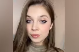 Người mẫu Nga quay video “nóng” trên ngọn núi lửa thiêng ở Indonesia