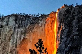 Ngoạn mục dòng thác đỏ rực như lửa ở Mỹ