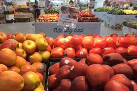 Trái cây nhập khẩu siêu rẻ, giá mấy chục ngàn bày bán la liệt