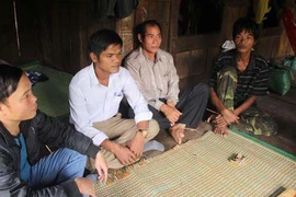 Những đứa trẻ bước qua hủ tục