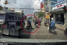 Video: Tài xế lái xe tải đuổi theo chèn ép, tấn công người đi xe máy