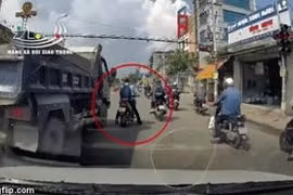 Video: Tài xế lái xe tải đuổi theo chèn ép, tấn công người đi xe máy