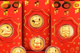 Bao lì xì hình trâu và thần tài mạ vàng cháy hàng dịp Tết