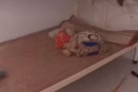 Mẹ trẻ chốt cửa đi làm, để con một mình nằm ngủ trong phòng trọ