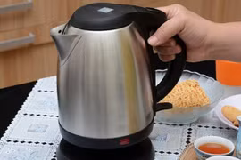 Sử dụng ấm siêu tốc kiểu này có ngày nổ tung, lấy mạng cả nhà