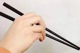 Cách cầm đũa cũng có thể bật mí về cuộc sống sau hôn nhân