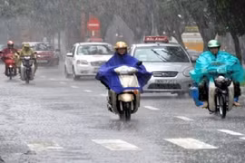 Áp thấp nhiệt đới trên biển Đông, miền Bắc mưa dông, lũ quét