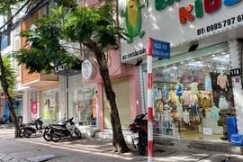Giảm giá kịch sàn, các cửa hàng quần áo tại Hà Nội vẫn không bóng người