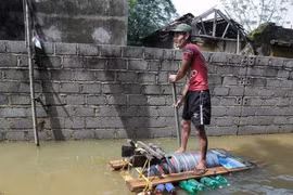 Video: Những phương tiện giao thông độc đáo mùa lũ lụt