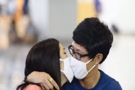 Tìm được nhau giữa biển người nhờ nhường... giấy vệ sinh