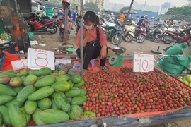 500 nghìn mua được thức ăn cả tuần, người dân đổ xô đi chợ đầu mối