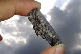 Hi hữu thiên thạch 4,5 tỷ năm rơi trúng nhà dân