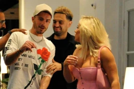 Grealish tán tỉnh người mẫu dù đã có bạn gái