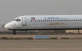 Video: Máy bay chở 130 khách trượt khỏi đường băng, lao ra giữa phố